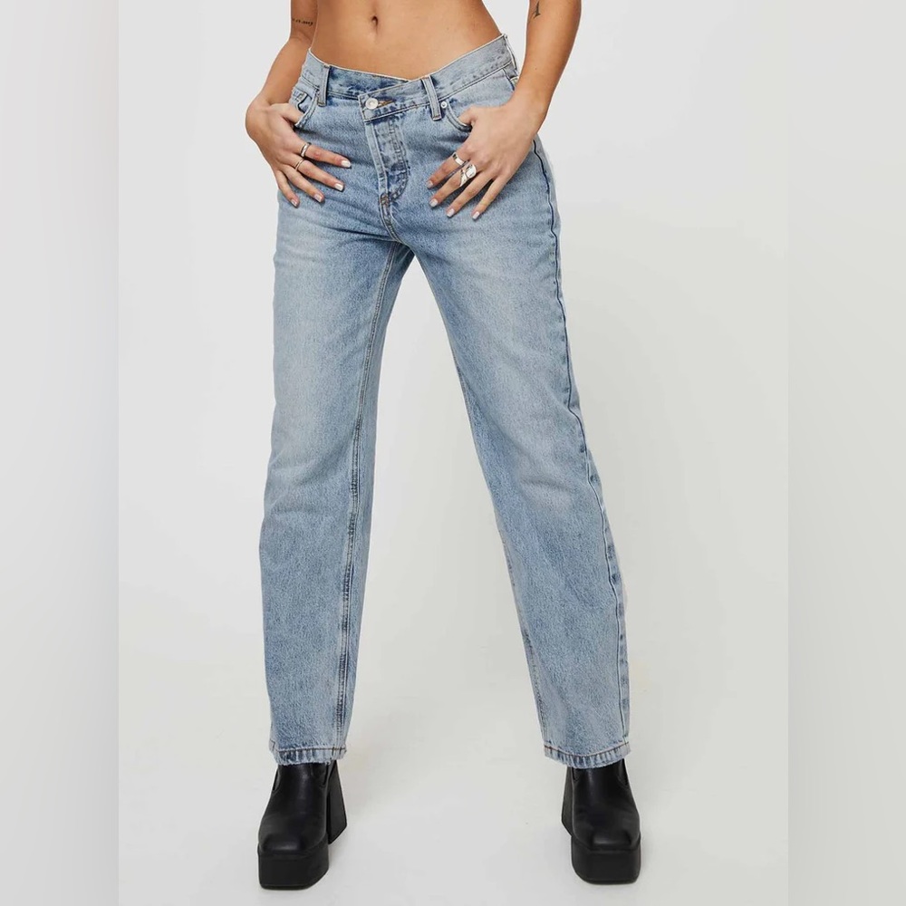 PRINCESS POLLY HOLLY ASYMMETRIC STRAIGHT LEG JEAN LIGHT WASH DENIM